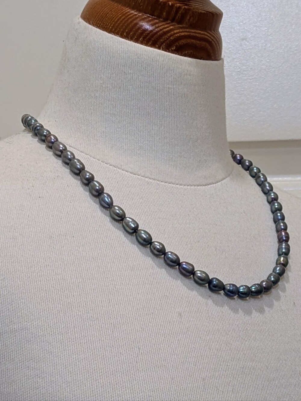 GUC Genuine Black Tahitian Circle Pearl Strand Necklace with Box Clasp - Picture 8 of 8